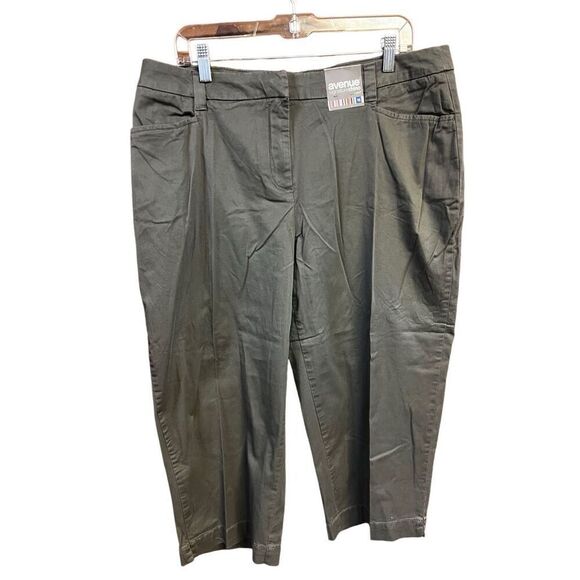 Avenue Womans Chino Capris Khaki Green Sz 16 NWT - Picture 1 of 8